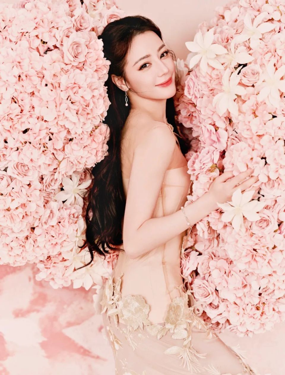 迪丽热巴 图源@嘉行迪丽热巴工作室除了迪丽热巴,近年来,杨幂,魏大勋