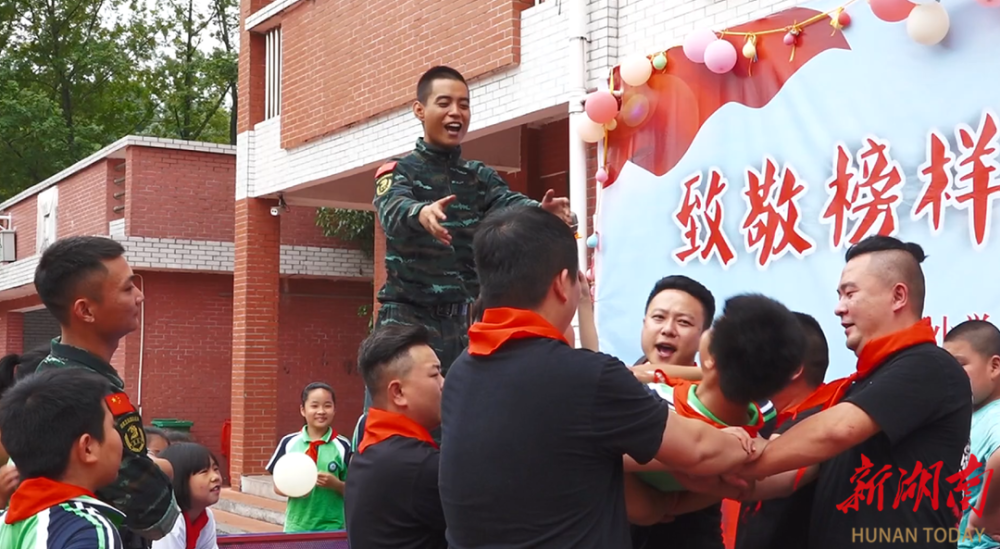 退役軍人與山下村明德小學學生歡度六一兒童節