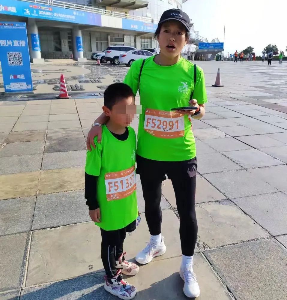萌娃参加马拉松与家人走散  暖心交警助其找回家人