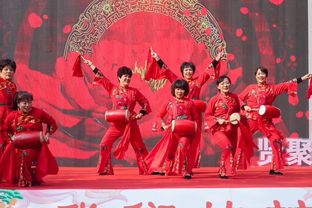12月28日,诸暨市赵家镇村民在村晚舞台上表演腰鼓.