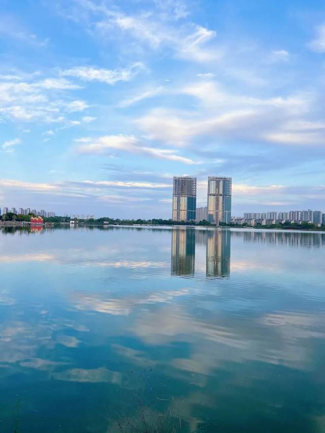 落日余温下商丘市日月湖的美