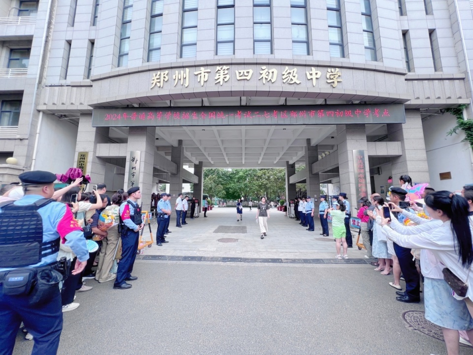 高考落幕!盘点郑州"显眼包"式接考:薛之谦海报,亲友团条幅
