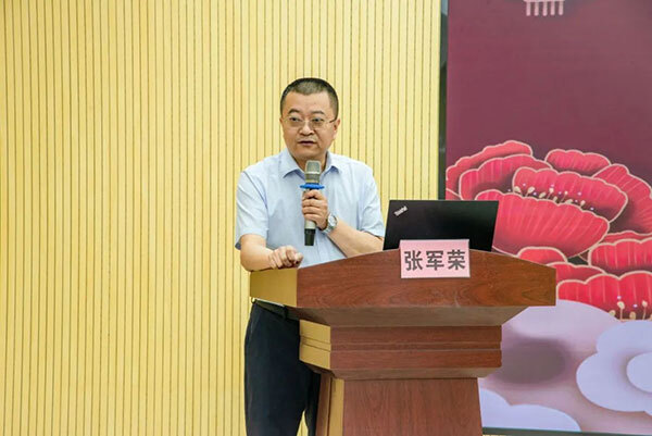 学术培训开幕式上,射洪市中医院党委副书记张军荣在