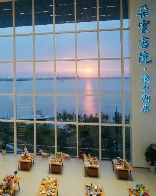 抬头看书,低头看湖|家门口的好去处