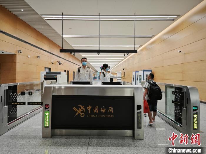 航班旅客中有28名旅客经天府国际机场国际转国内通程旅客专用通道完成