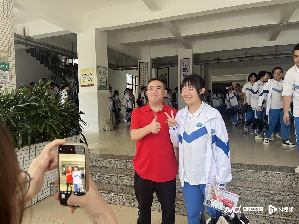 惠州一中来看看惠州考生意气风发,奔赴山海随着记者镜头南都记者前往