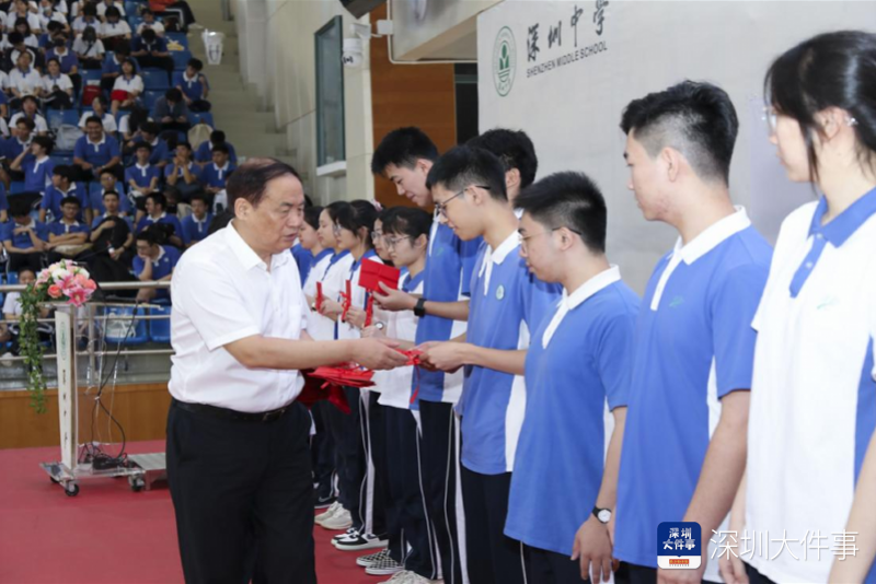 高中毕业日,校长寄语时,哪位深圳校长的话戳到了你?