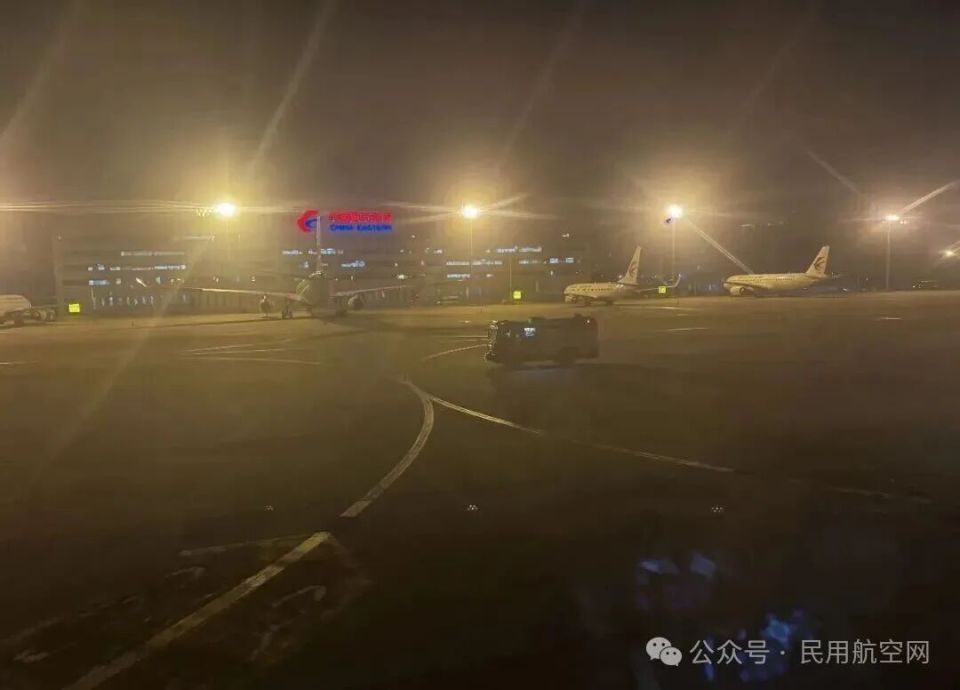 北京飞上海航班，落地虹桥机场后机舱内出现火情！网友：闻到焦糊气味（视频/组图） - 4