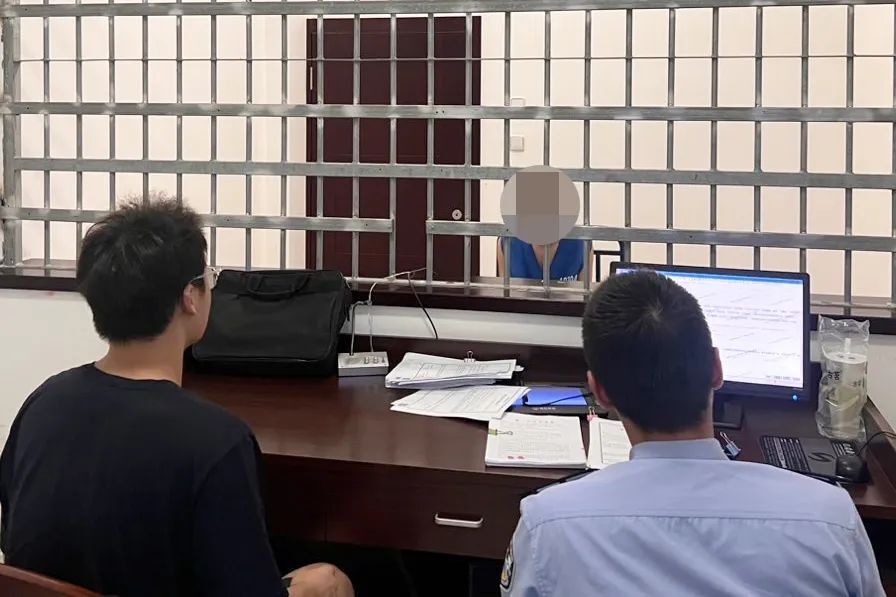 民警狂奔百米飞身擒贼近日湖州市公安局吴兴区分局爱山