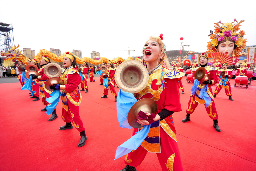 群鼓齐鸣,锣声嘹亮,活动在《战鼓迎春 龙腾盛世》震天的锣鼓声中拉开