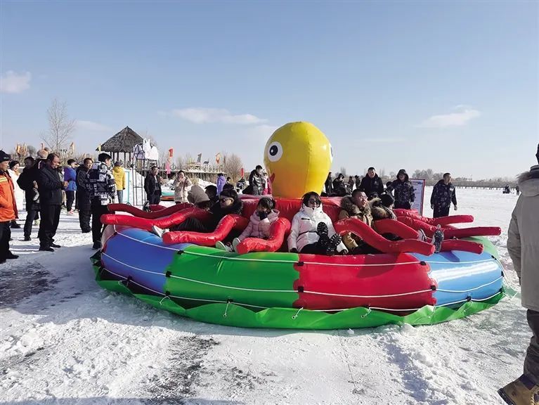 市民體驗冰上八爪魚冰雪之上的文藝表演除了這兩項盛大的冰雪節活動