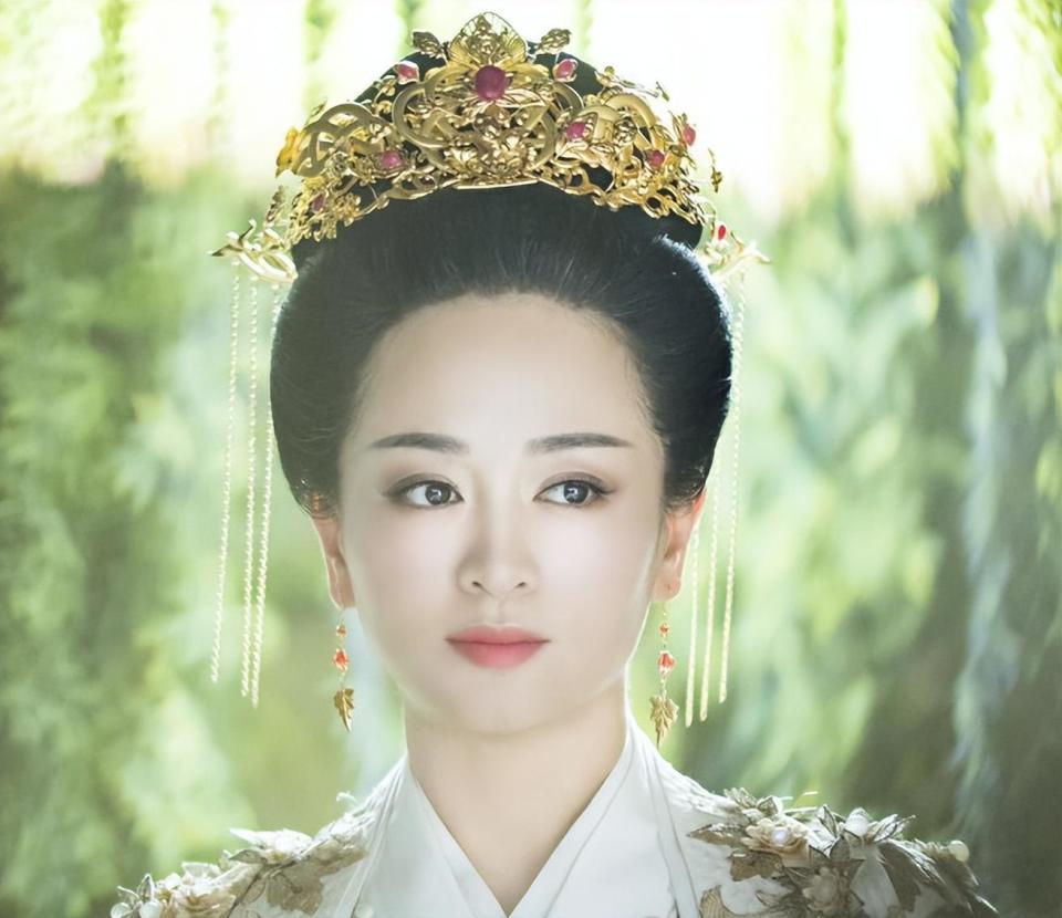 曾饰演"碧游仙子",正当红却隐婚生子,42岁凭《知否》再次翻红