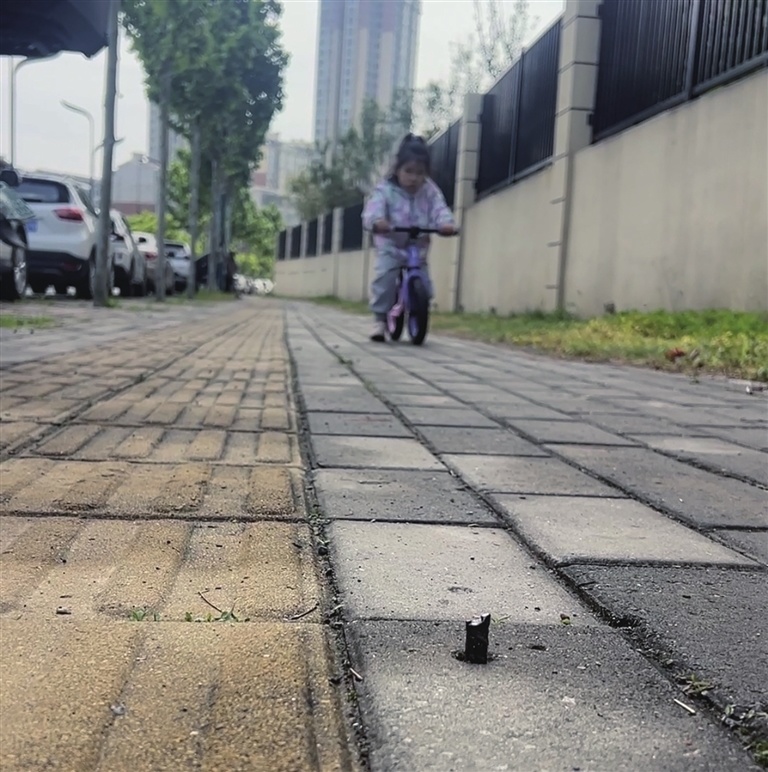 看似平坦的路面暗藏危险跟随“拔钉侠”的脚步，记者沉浸式体验拔钉过程张玉帅常用的工具“拔钉侠”张玉帅　　本报全媒体首席记者 杨晓妍 文/图　　戴上护目镜、防护手套，拿上钳子、角磨机和近10斤的撬棍，这身装扮是张玉帅的常态。　　一周里有5天，他都走在郑州街头，目光总是锁定在道路“咬人钉”上。　　年初他给自己定下“拔1000颗残钉”的小目标，不到四个月就已经完成，也带动了越来越多的人参与“拔钉护路”行动
