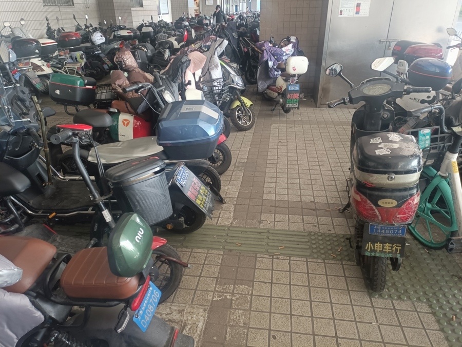 3号线江湾镇地铁站被非机动车包围乘客穿行不便还担心有消防隐患