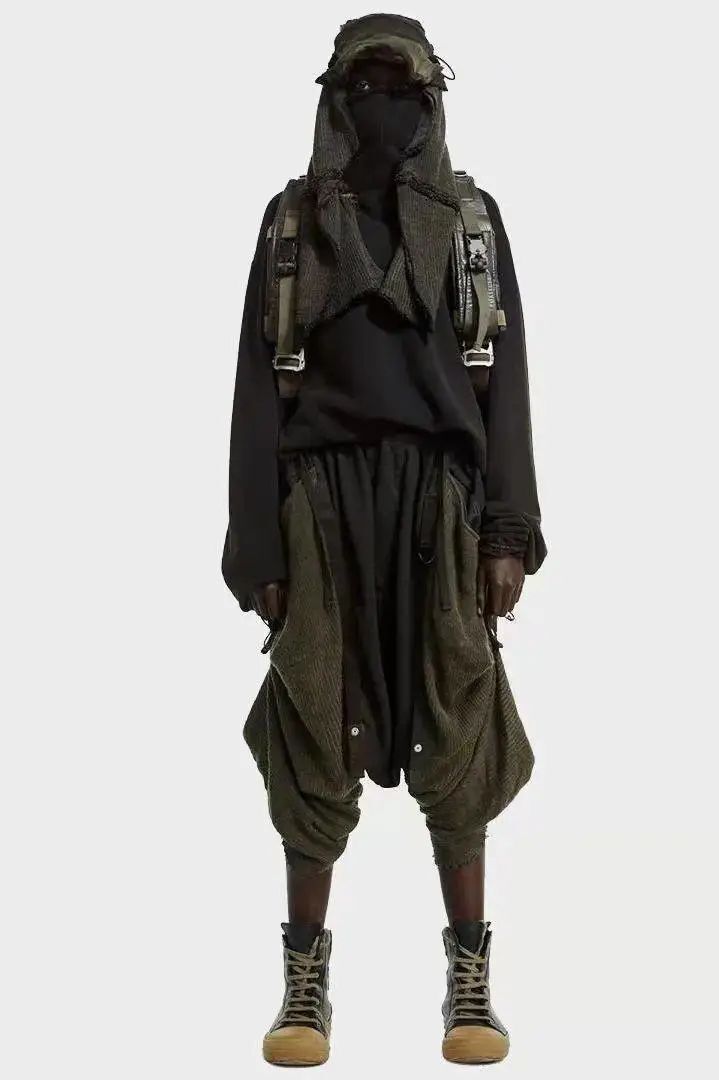 运用各种几何拼接去使得衣服更具未来感