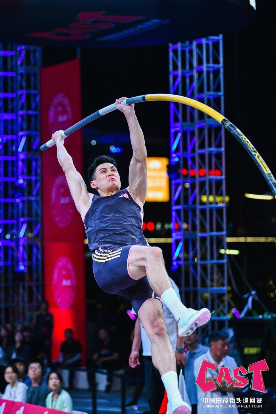 撑竿跳高"展翅"南京街头 体育赛事"引燃"活力之城