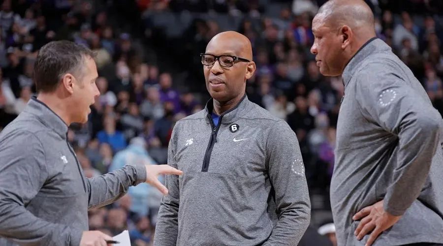 杨毅侃球老里下课是难辞其咎还是给恩比德背锅