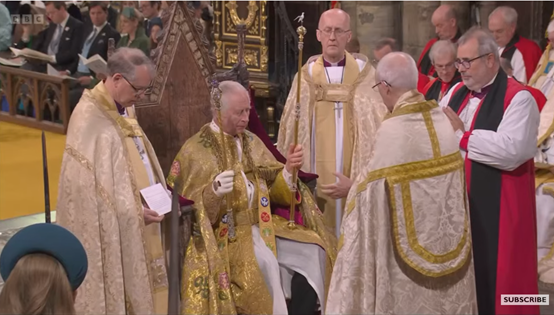 英国国王查尔斯三世正式加冕，戴上圣爱德华王冠