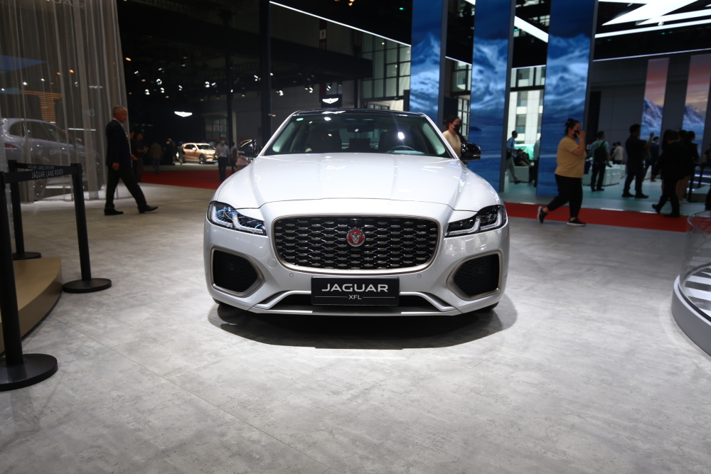 换装第三代采埃孚8at捷豹xfl亮相上海车展