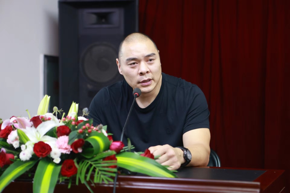 "拳王"张志磊激励师弟师妹—— 自律 坚持=实现梦想_腾讯新闻