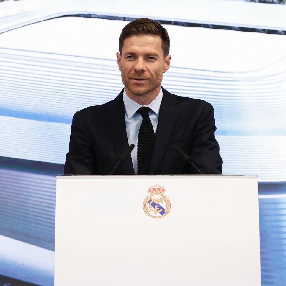 皇马新帅上任,阿隆索晒亮相照:历史等待我们去书写