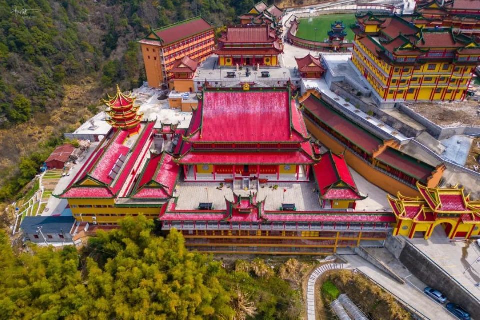 上虞秀峰寺的建筑群堪称雄伟壮观,配色却极其鲜艳,令人叹为观止_腾讯