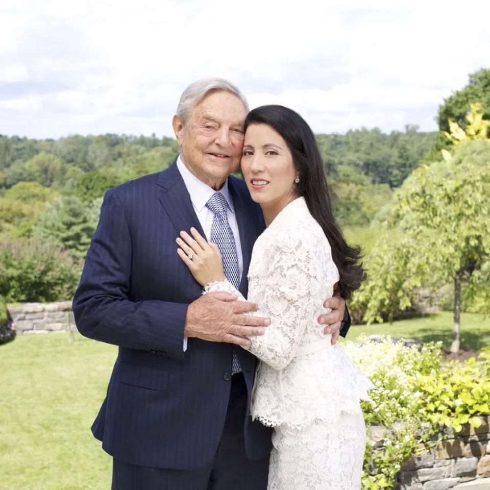 名利场||希拉里的助手搞定大帅哥，现在又要嫁小9岁的顶豪之子？-腾讯新闻