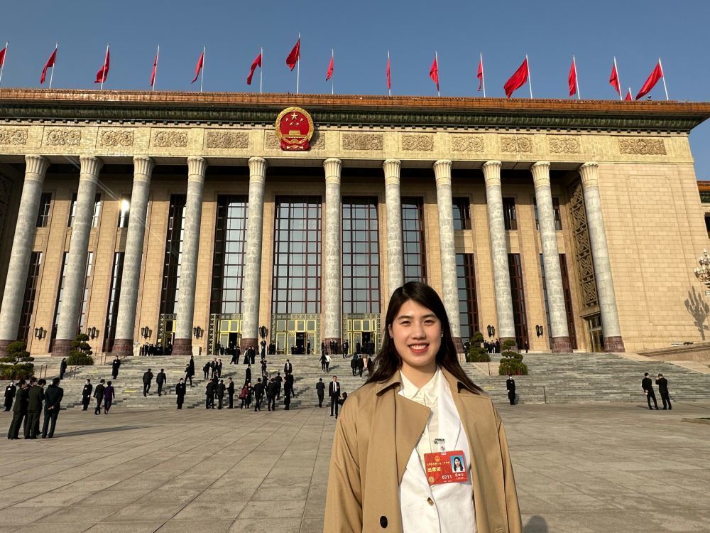 张雨霏特意向队里此前当选全国人大代表的前辈请教了包括着装在内的