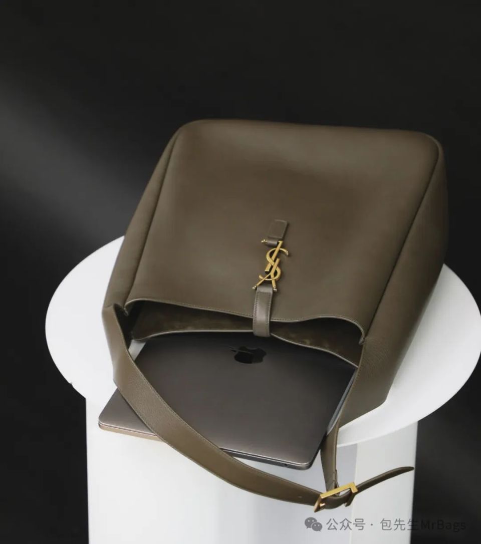 能装电脑的话,那小号还是小了点,其实可以看看大号soft hobo~参考价格