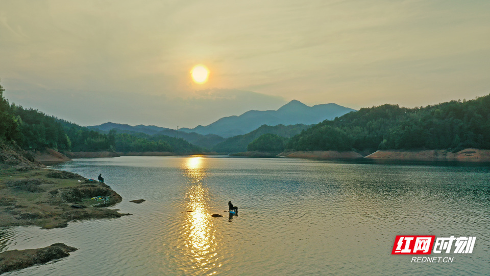 组图衡山九观桥水库落日余晖湖光潋滟宛若水墨画