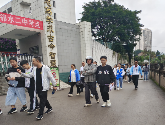 邻水县第二中学考点,家长迎接考生少年如虹,未来可期;青春如梦,光芒