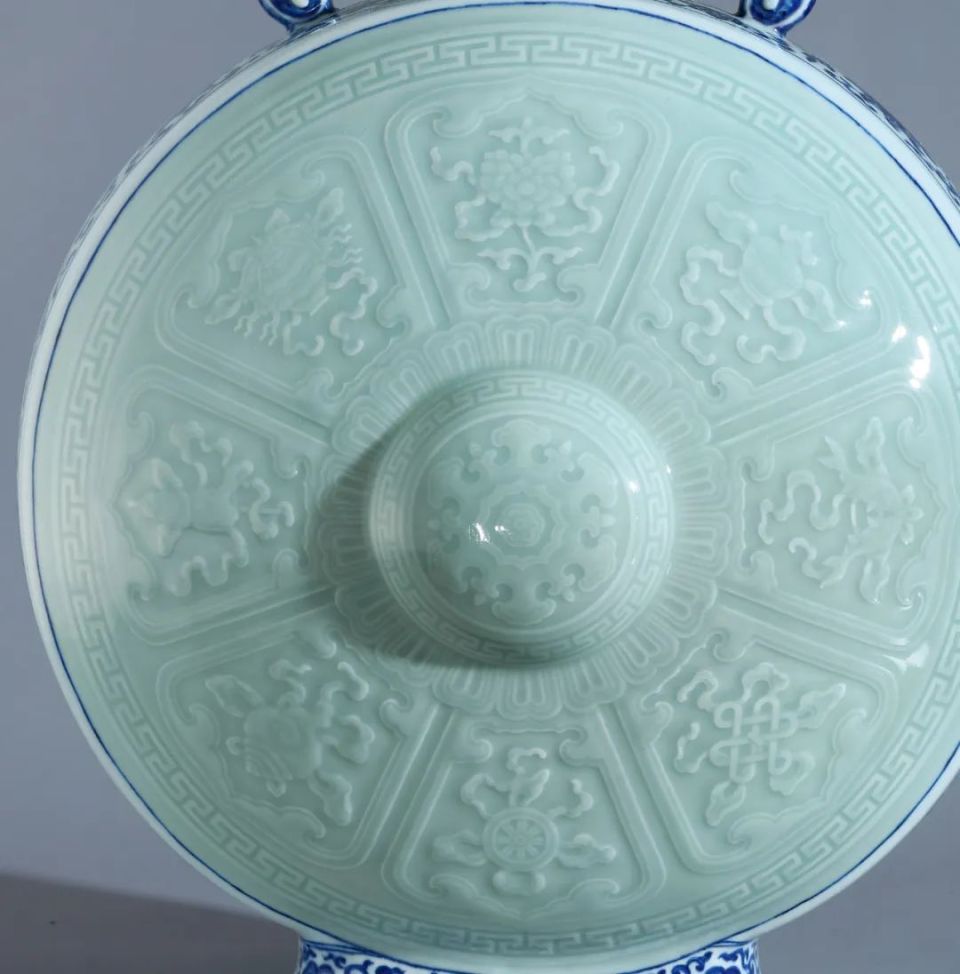 北京保利拍卖丨以器载道：清乾隆粉青釉青花八吉祥纹螭耳抱月瓶-腾讯新闻