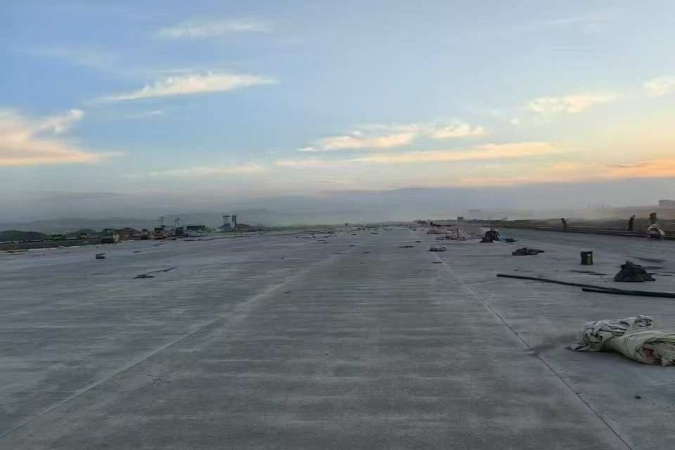 乌鲁木齐机场改扩建工程飞行区跑道 道面混凝土浇筑基本完成