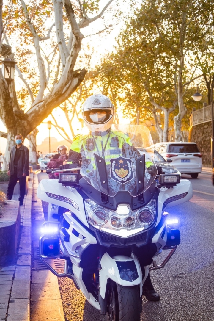 杭州67"95后"女骑警街头拥抱崩溃女子:这一抱,很暖