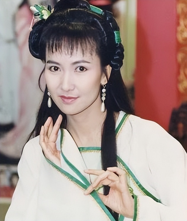 小青陈美琪在《新白娘子传奇》中的五种造型,图二最俏皮可爱