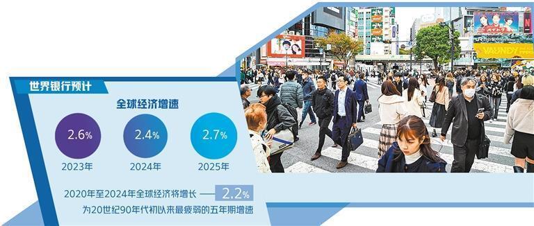 圖為2023年11月15日,人們走過日本東京澀谷車站前的十字路口.