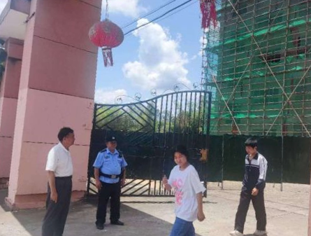 警校联手共筑校园安全——临川荣山中学增设护学岗