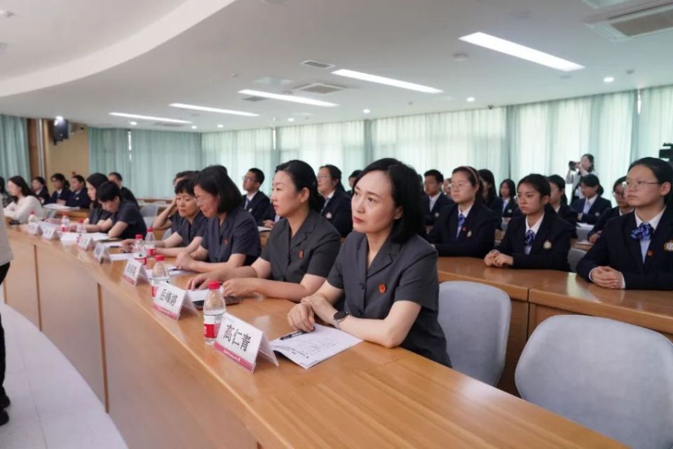 履行法治副校长职责 指导"法律之门"创新实践活动 青岛中院党组书记