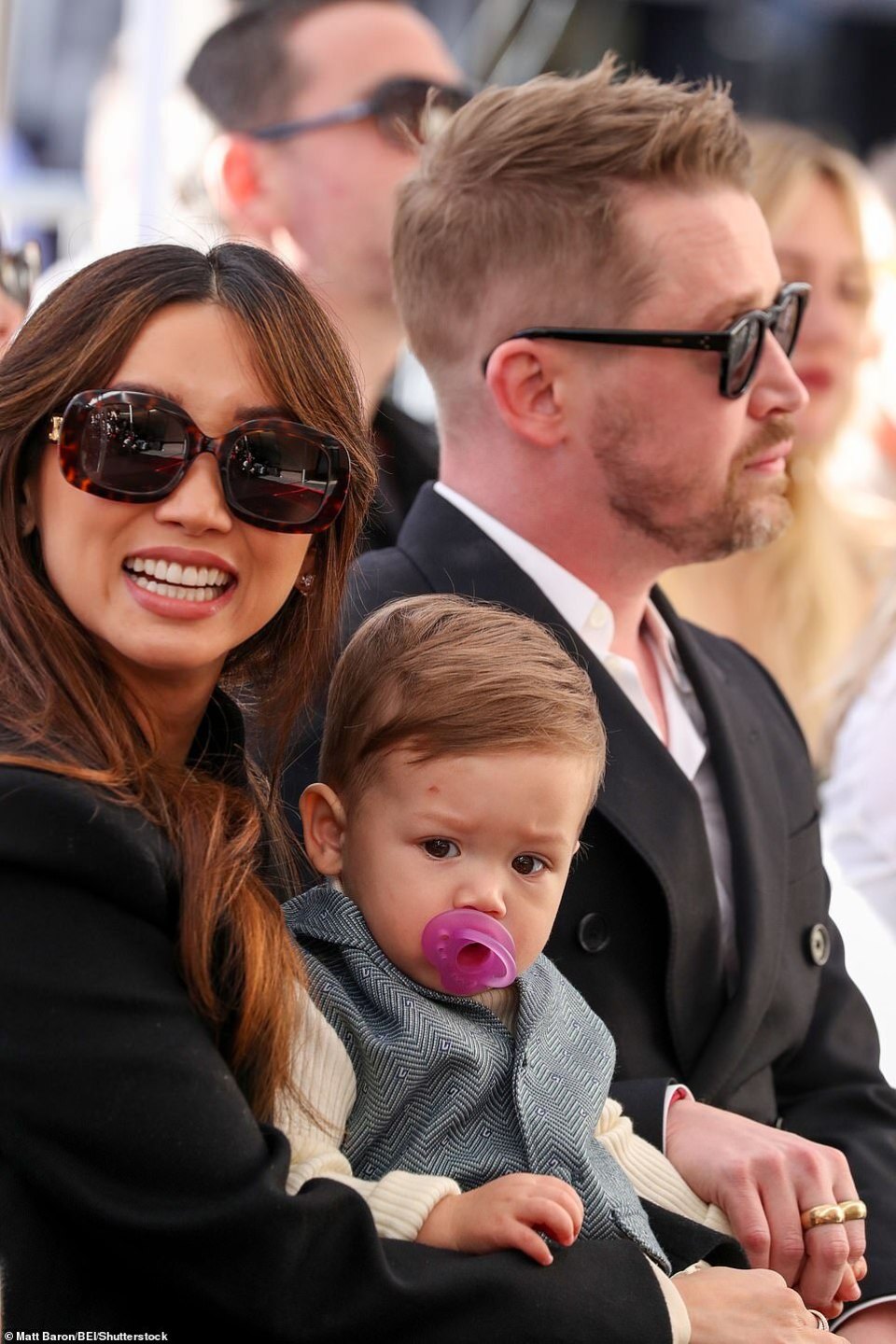 小鬼当家男主星光大道摘星亚裔未婚妻送上甜吻俩混血儿子很萌