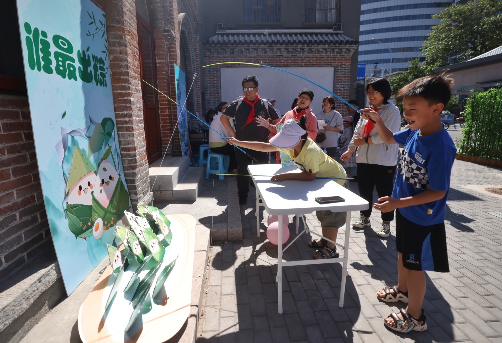 东城区西总布社区举办六一游园活动,近百组家庭感受传统端午习俗