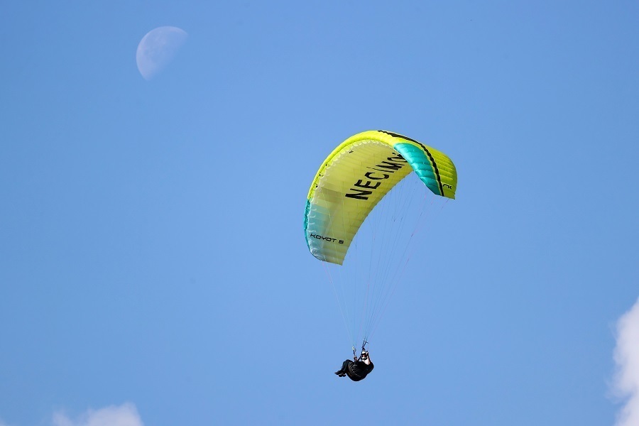 土耳其阿达纳空中飘荡五彩滑翔伞_腾讯新闻