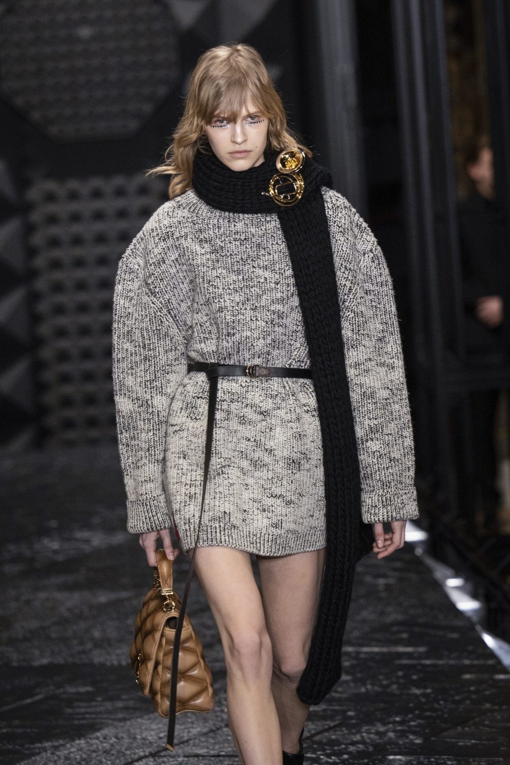模特在法国巴黎时装周上展示路易威登品牌的2023