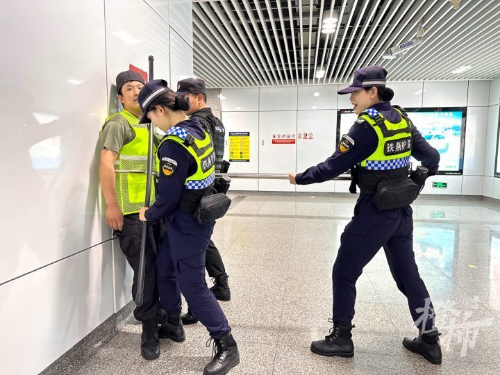 杭州地铁车厢里的这群女孩太拉好感了:1.