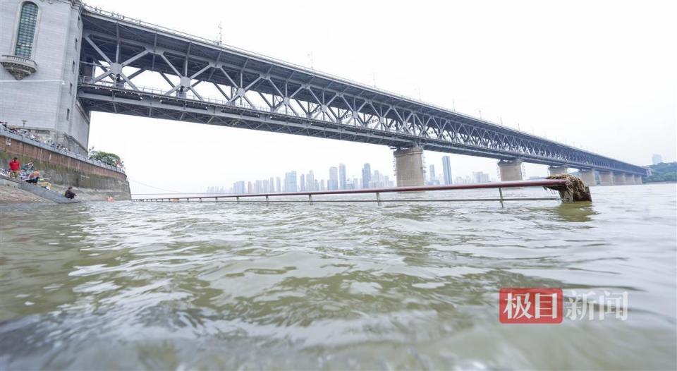 长江武汉段水位连续缓涨,武昌汉阳门码头亲水平台已暂时封闭