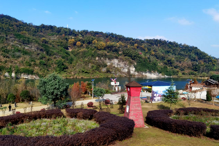 三与炉竹村一衣带水的三尖龙居崖景区,位于冷水江的后花园——三尖