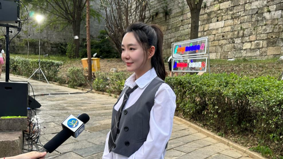 青年歌手,演员刘佳宝说:"我是第一次过来参加这种音乐会,感觉特别好