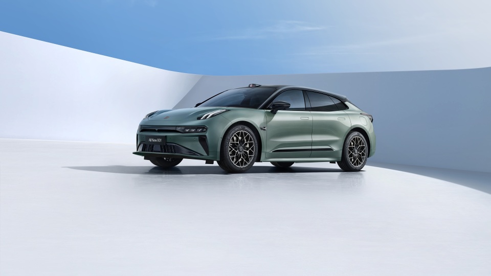 不过全新极氪001标配800v高压系统,系统综合输出功率