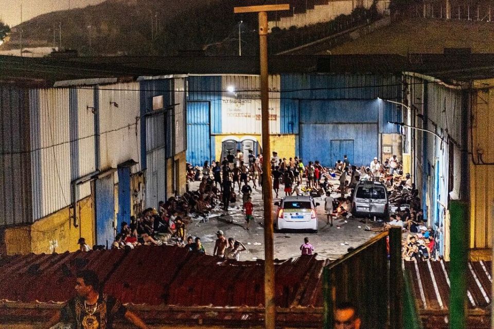 5万名非法移民进入西班牙飞地休达，目前仍有近2000人滞留，法德意等欧盟多国已开始加强边境管控措施_腾讯新闻