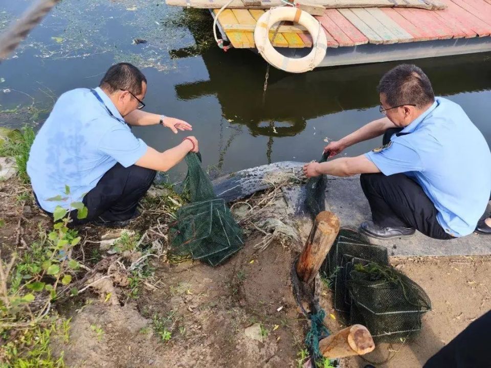 5月,有两人在香河县潮白河袁官屯村村南河里利用泡沫船,抄网,捕鱼器