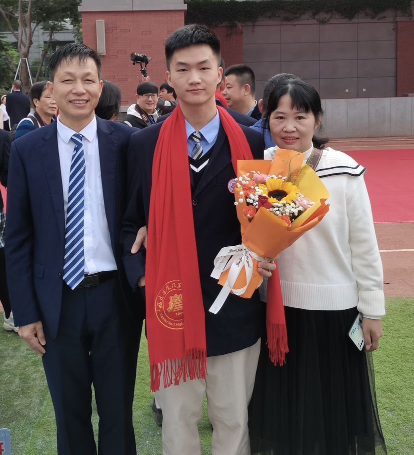 英雄儿子走后 父母投身公益让爱延续_腾讯新闻